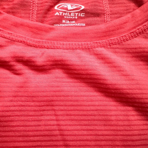 Woman’s athletic tops 🩷 - Picture 2 of 5